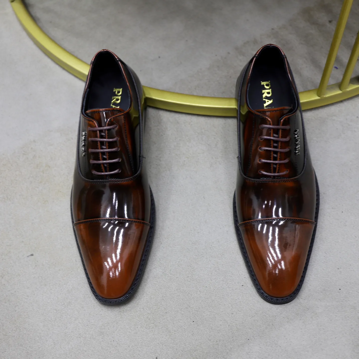 Ex-factory price: 540💰🙅‍♂️🙅‍♂️🙅‍♂️ Brand: PRADA Standard code: Men's code 38-44 (45 can be customized) Grade: Same style as the official website Original order quality Material: Original cowhide surface Comfortable cowhide lining Original outsole Style category: Men's fashionable casual leather shoes Distinguished big-name luxury elements Top luxury Color: actual picture color